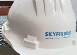 Casco 5-RS BÁSICO SKY, dieléctrico hasta 1000 V AC y con portalámparas. Ligero (318g), ajustable y certificado EN 397 y EN 50365.