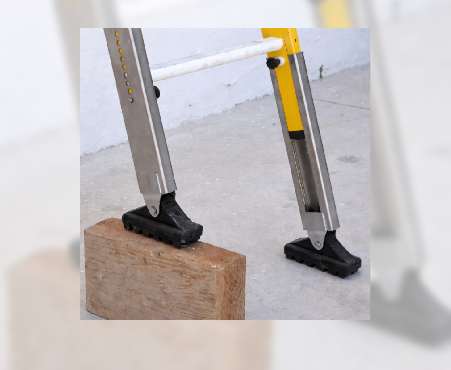 Descubre los errores más frecuentes al usar escaleras de seguridad y aprende cómo evitarlos para garantizar trabajos en altura más seguros.