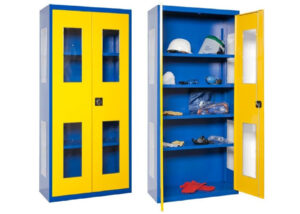 Armario para guardar los EPIs (equipos de protección individual) color azul con dos puertas amarillas que incluye el bombín con las dos llaves.